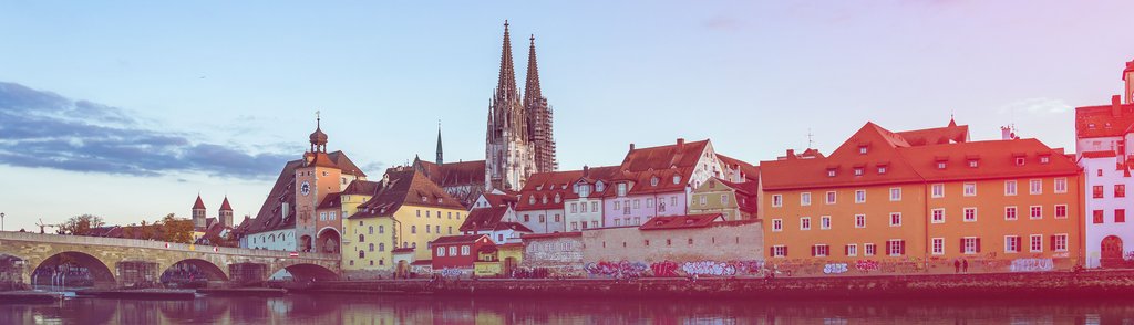 Ein Foto der Stadt Regensburg mit der Steinernen Brücke und dem Dom